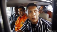 Ahmad Musadeq melambaikan tangan dari dalam mobil.