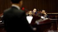 Basuki Tjahaja Purnama (Ahok) mendengarkan keterangan Yusril Ihza Mahendra.