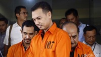 Tangan Ahmad Musadeq, Andri Cahya, dan Mahful Muis Tumanurung juga diborgol.