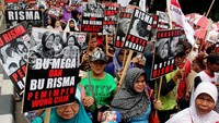Mereka menganggap bahwa Risma merupakan pemimpin yang mau berbicara dan mendengar suara rakyat.