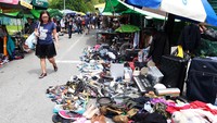 Jika berkunjung kesana mungkin Anda akan teringat kepada pasar Kebayoran Lama ataupun Taman Puring, karena mulai dari barang yang dijual sampai lapak-lapak penjualnya hampir mirip dengan pasar-pasar tersebut.