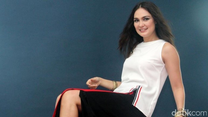 Luna Maya saat pemotretan untuk Luna Habits