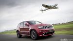 Adu Balap Jeep Lawan Pesawat