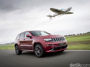 Jeep Grand Cherokee SRT Adu Cepat dengan Pesawat Akrobat, Siapa yang Menang?