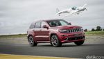 Adu Balap Jeep Lawan Pesawat