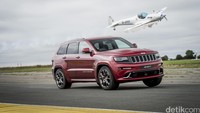 Jeep mengadu mobil SUV paling dahsyatnya Grand Cherokee SRT melawan sebuah pesawat akrobatik Silence SA1100 Twister. Jeep dikendarai oleh pengendara Inggris termuda yang beraksi di Le Mans 24 Jam Ed Morris, sedangkan pesawat dipiloti oleh Peter Wells, seorang pilot akrobatik yang sudah berpengalaman lebih dari 25 tahun. Pool/dok. Jeep.