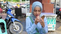 Sedangkan Anggika Bolseri terlihat sedang memeperbaiki lipstiknya.