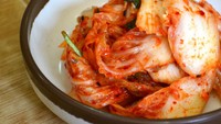 Hanya terbuat dari sayuran, kimchi tentunya mengandung kalori yang rendah namun tetap mengenyangkan karena tinggi serat. Konsumsi kimchi baik bagi Anda yang sedang melakukan program penurunan bobot tubuh. (Foto: thinkstock)