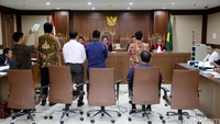 Para saksi diambil sumpah sebelum sidang.