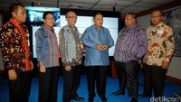 Direktur Utama PT Asuransi Jiwa Taspen Maryoso Sumaryono, bersama Direktur Utama PT Taspen Iqbal Latanro, Direktur IT & Operasional PT Asuransi Jiwa Taspen Nelson, Komisaris Utama PT Asuransi Jiwa Taspen Faisal Rachman, Direktur Keuangan & Umum PT Asuransi Jiwa Taspen Pask Suartha, dan Komisaris Independen Widayatmo berbincang di sela acara peluncuran produk asuransi, di Jakarta, Kamis (15/09/2016).