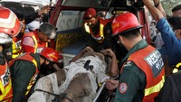 Korban luka dievakuasi ke ambulans. Khalid Chaudry/Reuters/detikFoto.