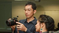Ippe yang berprofesi sebagai fotografer itu juga turut mengabadikan Andien bersama rekan wartawan. Pool/Gus Mun/detikFoto.