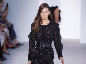 Foto: Bella Hadid Jatuh di Catwalk New York Fashion Week