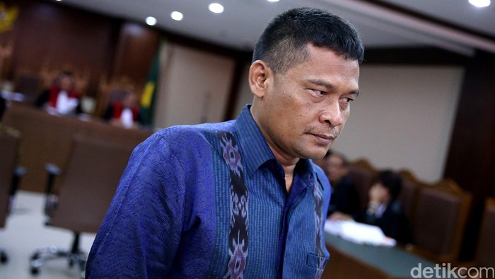 Panitera Pengganti yang super kaya Rohadi bersaksi dalam kasus korupsi dengan terdakwa Kasim Sangaji, di Pengadilan Tipikor, Jakarta, Kamis (15/9/2016). Rohadi yang juga terdakwa bersaksi bersama Dahlan, Asikin Hasan, Karel Tuppu dan seorang sopir Rohadi.