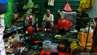 Penjualnya pun didominasi oleh orang tua atau yang sudah berumur.