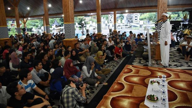 Foto: Bupati Dedi Mulyadi beri arahan ke mahasiswa UI (Tri Ispranoto/detikcom)