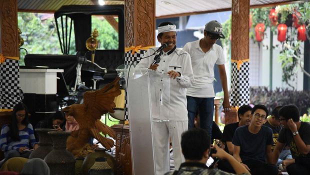 Foto: Bupati Dedi Mulyadi beri arahan ke mahasiswa UI (Tri Ispranoto/detikcom)