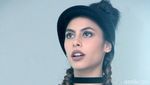 Gaya Valeri Thomas di Pemotretan Clothing Luna Maya