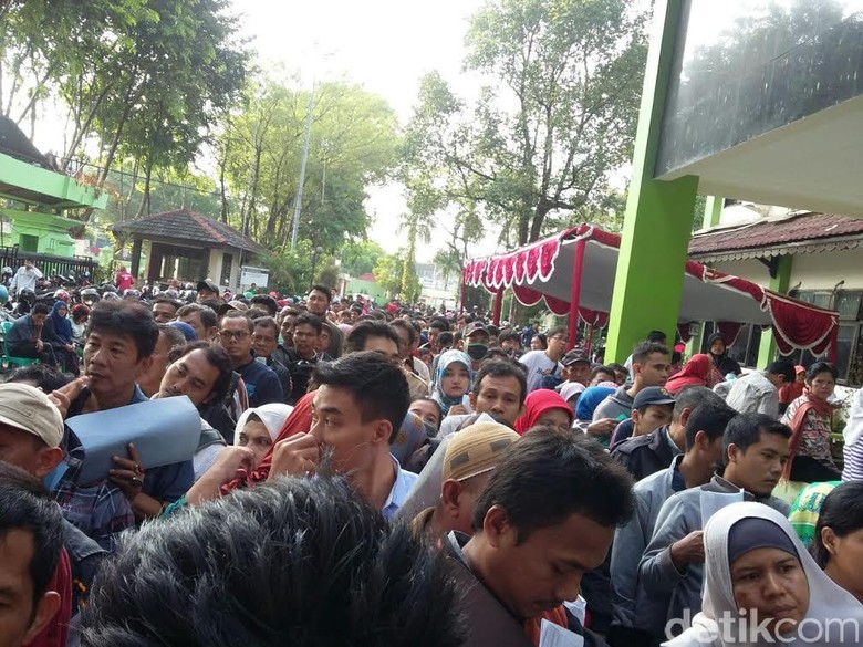 Susah Payah Antre Bikin e-KTP di Kota Bekasi, Begini 