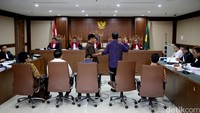 Hakim Tinggi Karel Tuppu diambil sumpah sebelum bersaksi.