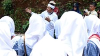 Langkah ini diambil oleh Dedi karena geram melihat proses Kegiatan Belajar Mengajar (KBM) di hampir semua sekolah yang lebih mengedepankan metoda klasikal di dalam kelas. Pool/Humas Pemda Purwakarta.