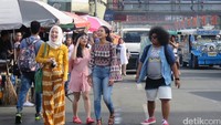 Setelah restoran, mereka juga mengambil lokasi di pasar Quiapo.