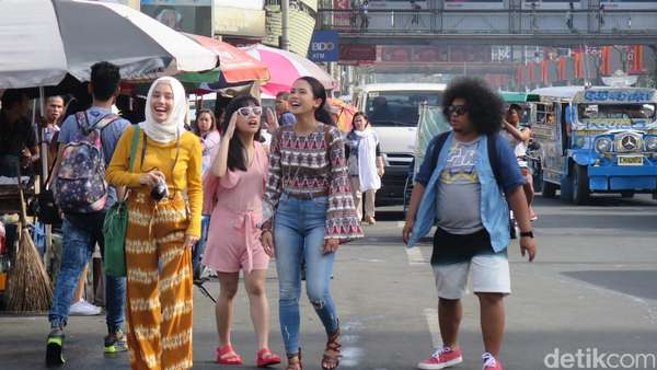 Begini Proses Syuting Film Trinity, The Nekad Traveler di Pasar Quiapo Begini Proses Syuting Film Trinity, The Nekad Traveler di Pasar Quiapo