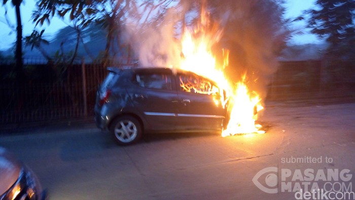 Mobil Terbakar di Cipayung Arah Kampung Rambutan Jaktim, Lalin Macet