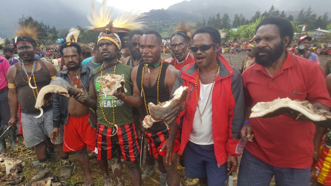 Warga Kabupaten Puncak menari bersukacita (Istimewa)