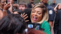 Tak hanya itu wanita peraih Best Actrees di ajang BET Awards itu juga menyalami para penggemarnya.