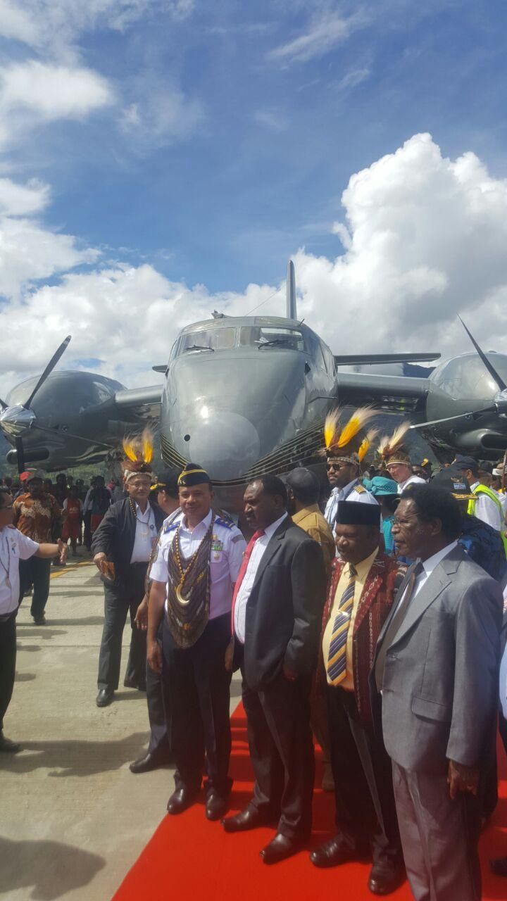 Foto: Warga Kabupaten Puncak bersukacita menyambut kedatangan pesawat berjenis DHC-4T Turbo Caribou (Istimewa)