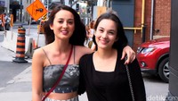 Julie tampil seksi sedangkan Chelsea tampil serba hitam.