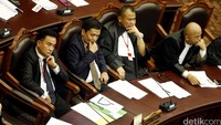 Yusril Ihza Mahendra (kiri) dan Habiburokhman (dua dari kiri) hadir untuk memberikan keterangan.