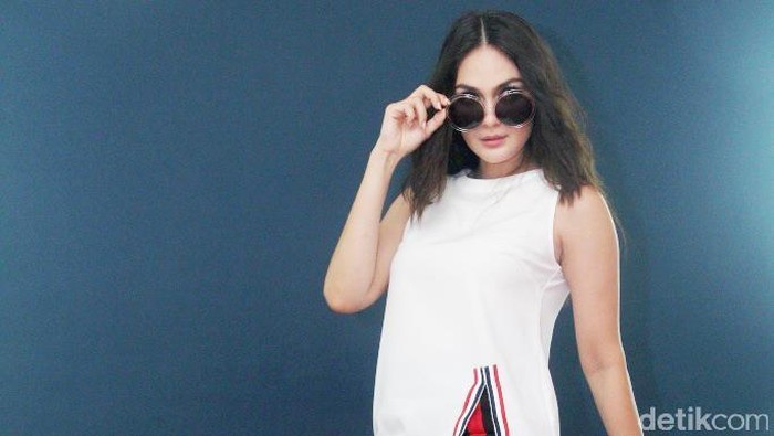 Luna Maya Luna Maya saat pemotretan untuk Luna Habits