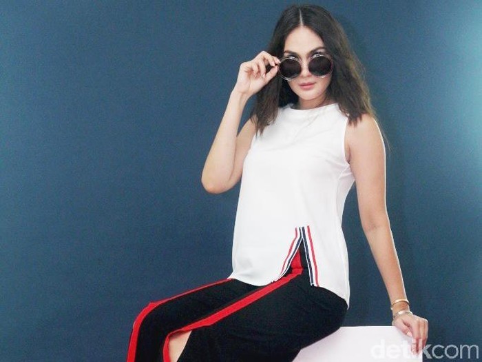 Luna Maya saat pemotretan untuk Luna Habits