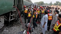 Petugas berusaha mengevakuasi kereta. Khalid Chaudry/Reuters/detikFoto.