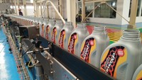 Botol-botol kemasan sebelum diisi pelumas di mesin filling. Foto: Rangga Rahadiansyah
