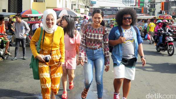 Begini Proses Syuting Film Trinity, The Nekad Traveler di Pasar Quiapo Begini Proses Syuting Film Trinity, The Nekad Traveler di Pasar Quiapo