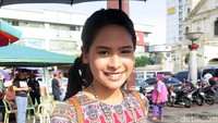Maudy yang memerankan sosok sang penulis yaitu Trinity tampil cantik dengan blus bergaya etnik.
