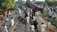 Tabrakan ini terjadi di lokasi berjarak 25 kilometer dari kota Multan, Provinsi Punjab. Rangkaian kereta penumpang tujuan Karachi menabrak rangkaian kereta barang yang sedang berhenti. Khalid Chaudry/Reuters/detikFoto.