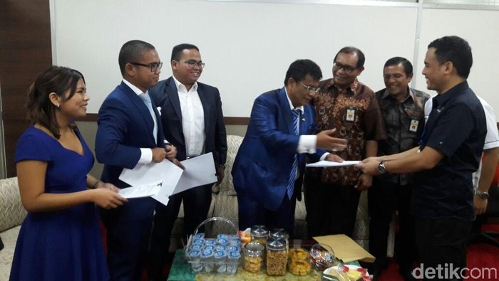 Kompak Berbusana Biru, Hotman Paris dan 3 Anaknya Daftar Tax Amnesty