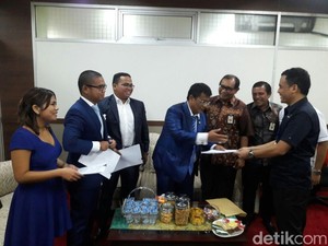 Kompak Berbusana Biru, Hotman Paris dan 3 Anaknya Daftar Tax Amnesty