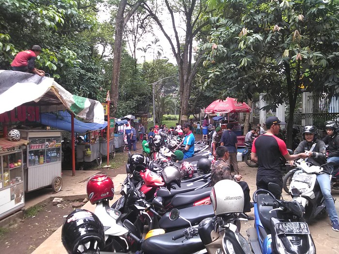 Gerobak Pedagang dan Ratusan Motor Kuasai Taman Inklusi Bandung