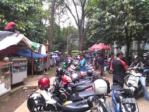 Gerobak Pedagang dan Ratusan Motor Kuasai Taman Inklusi Bandung