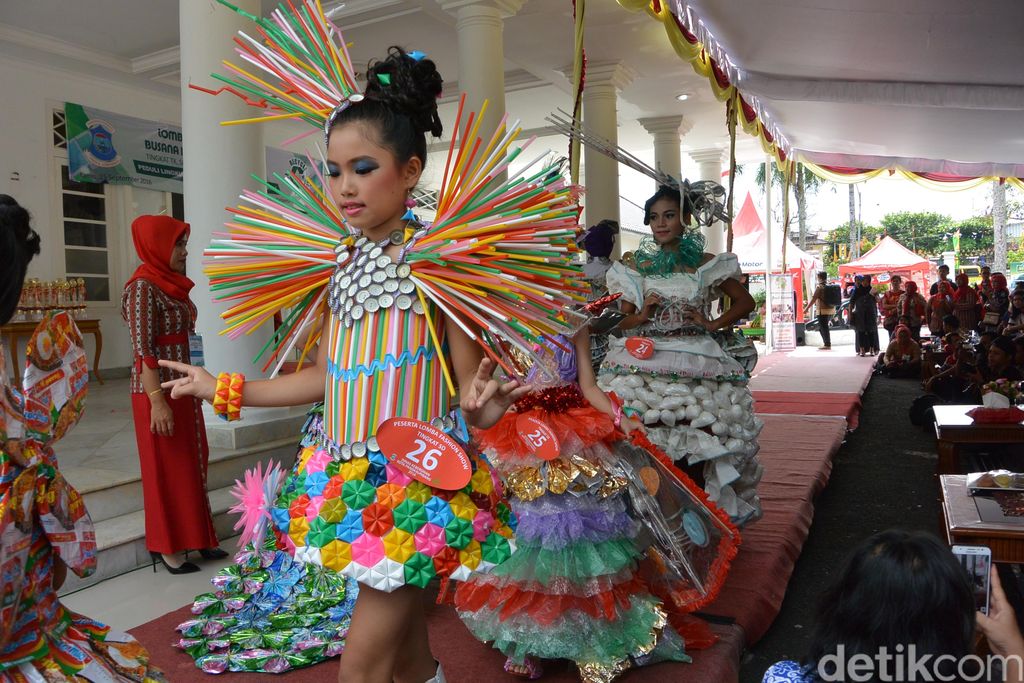 baju unik dari bahan bekas Berpakaian Sampah Puluhan Pelajar ini Tetap Menawan 