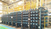 Manifold untuk mengatur lalu lintas minyak dari tangki blending ke ujung nozzle pengisian pelumas ke kemasan. Proses lalu lintas minyak sudah otomatis, dikontrol oleh sistem. Foto: Rangga Rahadiansyah