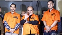 Ahmad Musadeq (tengah), Andri Cahya (kiri), dan Mahful Muis Tumanurung (kanan) keluar Bareskrim Mabes Polri, Jakarta, Kamis (15/9/2016).