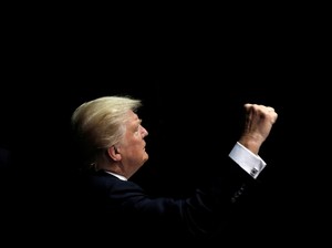 Tim Kampanye Trump Bantah Selingkuhan Bill Clinton Diundang dalam Debat