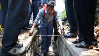 Alhasil, siswa yang berkonsentrasi pada bidang Ilmu Pengetahuan Alam tersebut belajar secara langsung mulai dari mengukur panjang dan lebar jalan, sampai menghitung Rencana Anggaran Biaya (RAB) untuk pembangunan jalan tersebut. Pool/Humas Pemda Purwakarta.