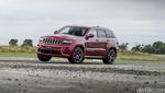 Adu Balap Jeep Lawan Pesawat